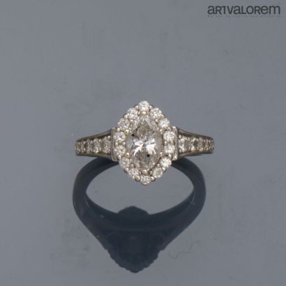 Ring in 585°/°° white gold, centered on a...