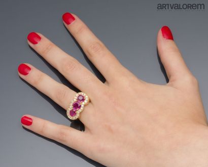 585°/°° yellow gold ring set with three natural...