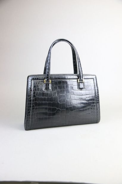 HERMÈS Paris
Pullman bag in black crocodile
Gold-plated...