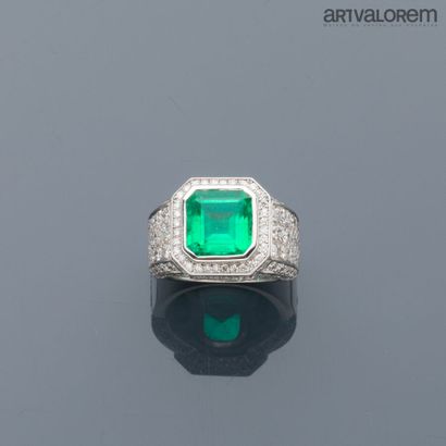 Ring in 750°/°° white gold, centered on a...