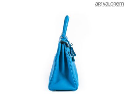 HERMÈS Paris
Kelly 28 bag in blue togo calfskin
Blue...