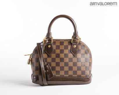 LOUIS VUITTON
Zipped companion in graphite...