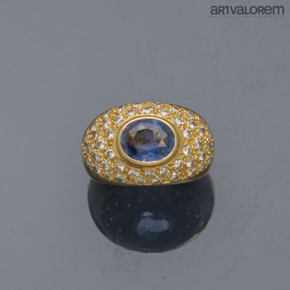 Yellow gold 750°/°° ring centered on an oval...