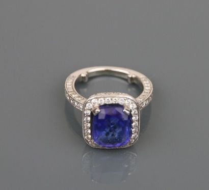 Ring in platinum 850°/°° set with a cushion-cut...