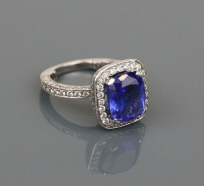 Ring in platinum 850°/°° set with a cushion-cut...