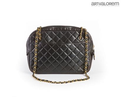 CHANEL
Shopping bag in black quilted lambskin...