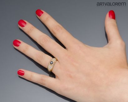 Yellow gold 750°/°° ring set with a close-set...