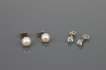 Pair of stud earrings in 585°/°° white gold...