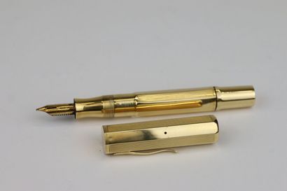 BOUCHERON
Solid gold cutaway fountain pen,...