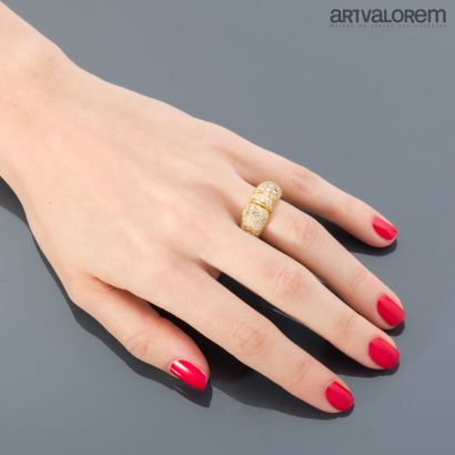 Ring in yellow gold 750°/°° forming a stylized...