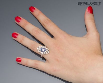 Ring in 750°/°° white gold, the oval-shaped...