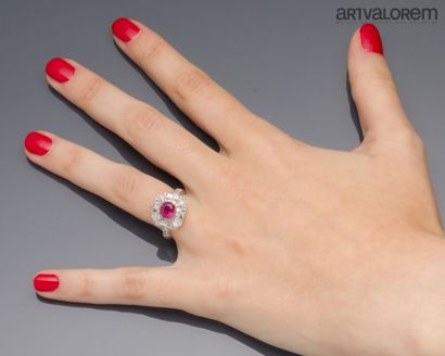 Ring in 750°/°° white gold, centered on an...