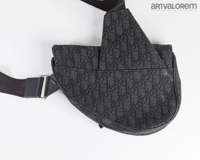 DIOR
Shoulder bag in monogrammed woven canvas
Black...