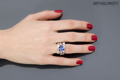 Ring in 750°/°° white gold, centered on a...