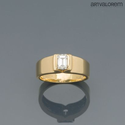 Ring in yellow gold 750°/°° centered with...