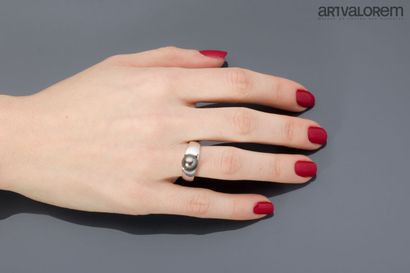 Ring in 750°/°° white gold set with a gray...