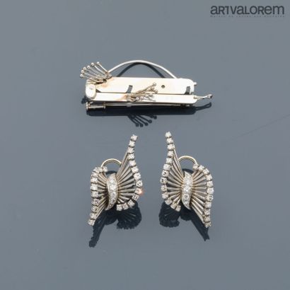 Pair of pierced brooch earrings in 750°/°°...