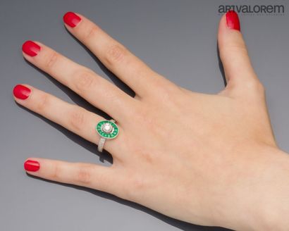 Ring in 750°/°° white gold, centered on a...