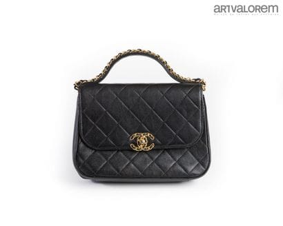 CHANEL
Hand or shoulder bag in black lambskin
Red...