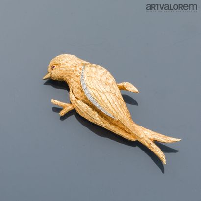 BRY & Cie
Lapel clip representing a hovering...