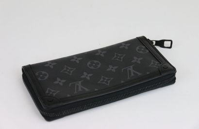 LOUIS VUITTON
Zipped companion in monogrammed...