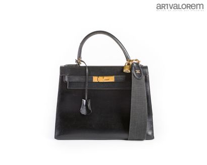 HERMÈS Paris
Kelly 28 saddle bag in black...