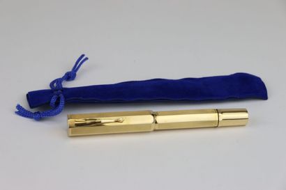 BOUCHERON
Solid gold cutaway fountain pen,...