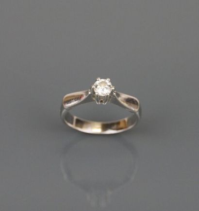 Solitaire ring in 585°/°° white gold, centered...