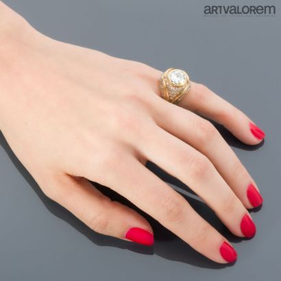 Ring in 750°/°° yellow gold, centered on...