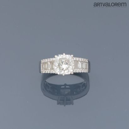 Ring in 750°/°° white gold set with a radiant-cut...
