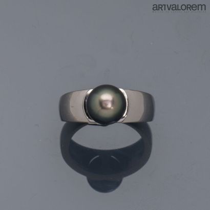 Ring in 750°/°° white gold set with a gray...