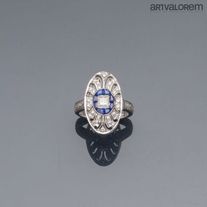 Ring in 750°/°° white gold, the oval-shaped...