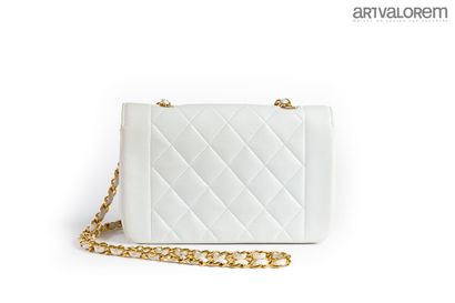 CHANEL
Diana bag in white lambskin
White...