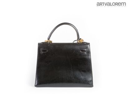 HERMÈS Paris
Kelly 28 saddle bag in black...
