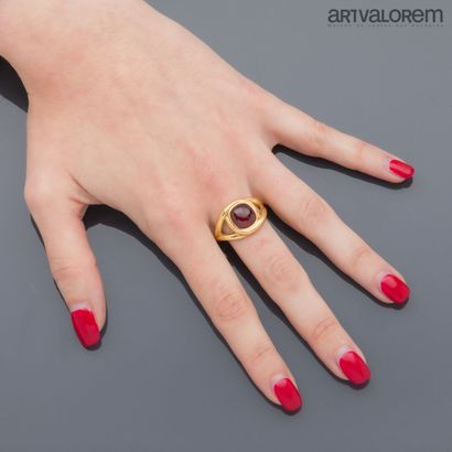 Bague en or jaune 750°/°° de forme entrelacée...