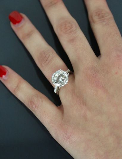 Bague solitaire en platine ornée d'un diamant...