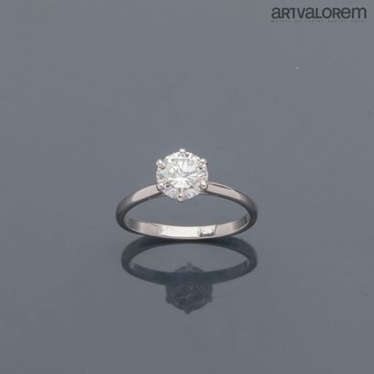 Bague solitaire en or gris 750 °/°° centré...