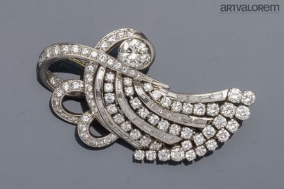Broche en or gris 750°/°° et platine en forme...