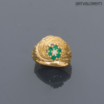 Bague tourbillon en or jaune 750 °/°° martelé...