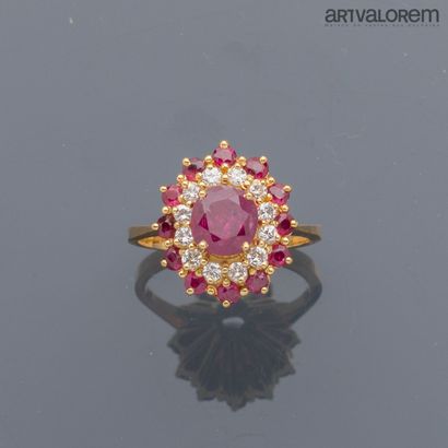 Bague en or jaune 750°/°° centrée d'un rubis...