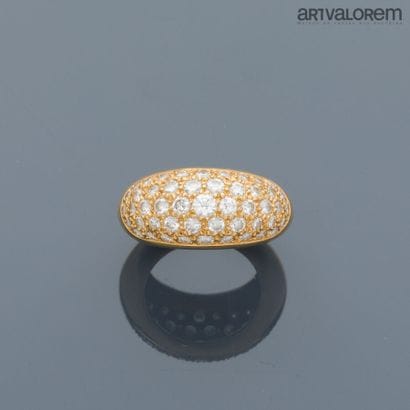 Bague dôme en or jaune 750°/°° serti d'un...