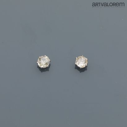 Paire de clous d'oreilles en or gris 750°/°°...