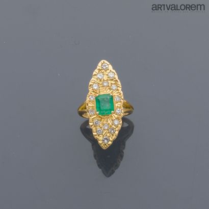 Bague marquise en or jaune 750°/°° centrée...