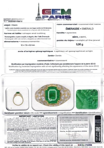 Bague en or jaune 750°/°° centrée d'une émeraude...