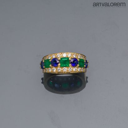 Bague jonc en or jaune 750°/°° ornée de trois...