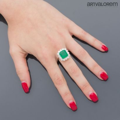 Bague en or gris 750°/°° centrée d'une émeraude...
