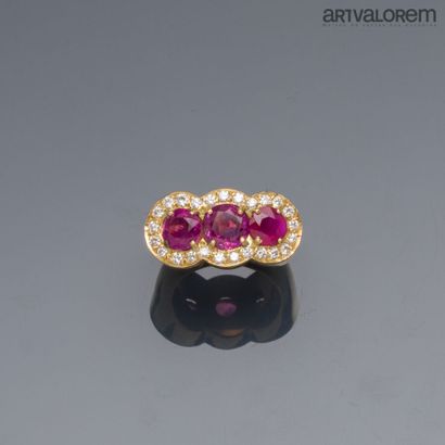 Bague en or jaune 585°/°° ornée de trois...