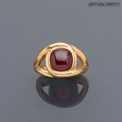 Bague en or jaune 750°/°° de forme entrelacée...