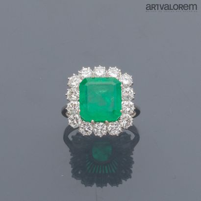 Bague en or gris 750°/°° centrée d'une émeraude...