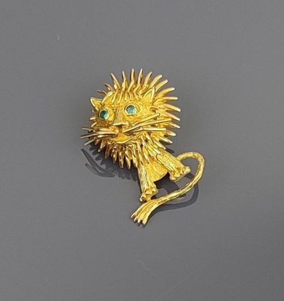 Broche lion à tête pivotante en or jaune...